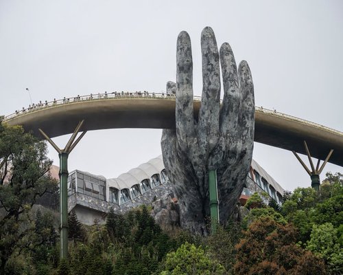 Odłożony telefon na drewnianym stole obok notesu